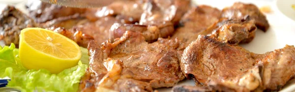 Roast beef on a platter in restaurant — Stock Photo, Image