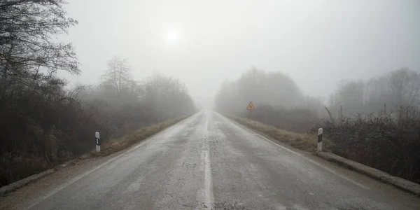 Bir asfalt yol ile kış siste — Stok fotoğraf