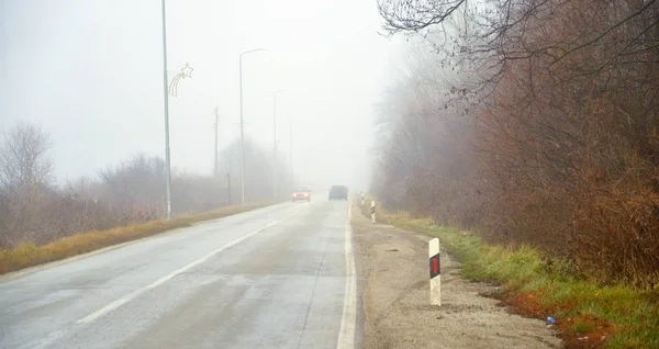 Bir asfalt yol ile kış siste — Stok fotoğraf