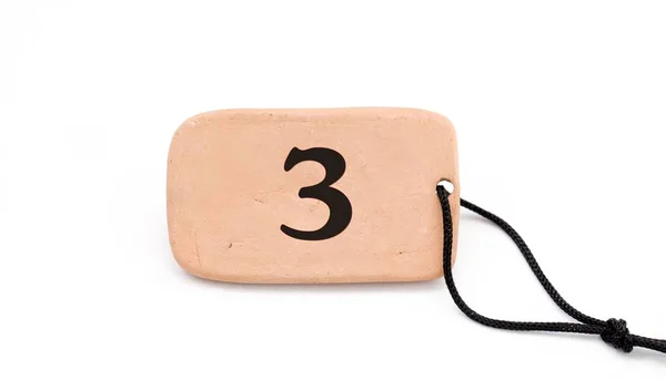 Nummer på, brun keramisk platta, halsband, på vit bakgrund — Stockfoto