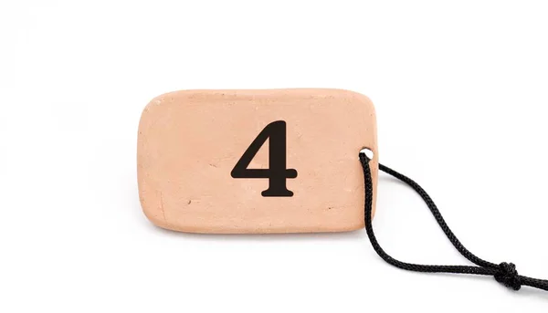 Número em, placa de cerâmica marrom, colar, no fundo branco — Fotografia de Stock
