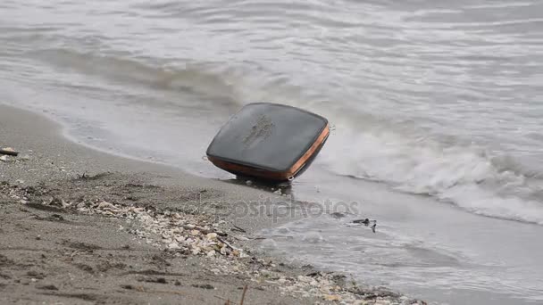 Gamla Katod Röret Vid Stranden Föroreningar Koncept — Stockvideo