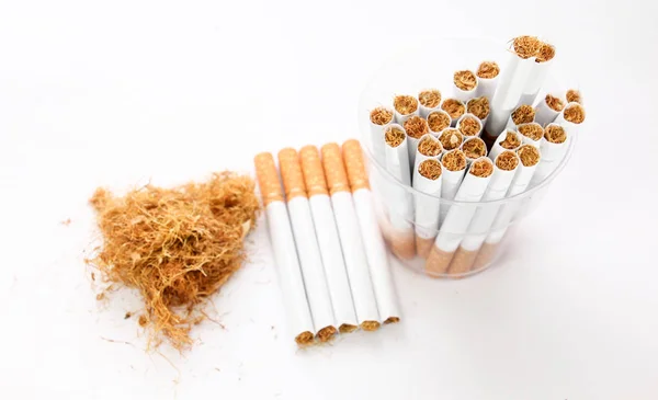 Cigarrillos en una taza desechable y tabaco sobre fondo blanco — Foto de Stock