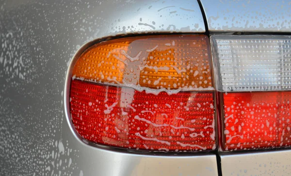 Manuell biltvätt skum på en bil yta — Stockfoto