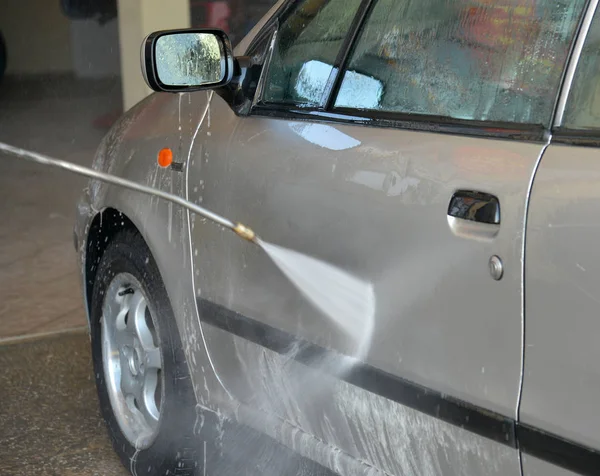 手动洗车用加压水洗车外. — 图库照片