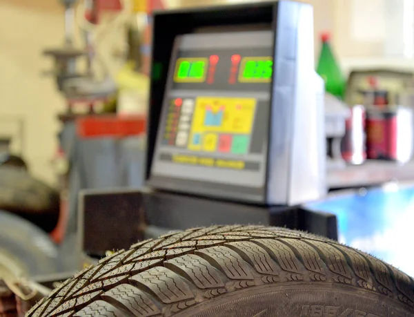 Neue Reifen in der Werkstatt wuchten — Stockfoto