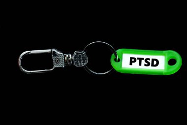 Anahtarlık ve yeşil etiket tutucu metinle, TSSB,