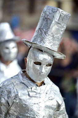 Prilep, Makedonya. 18 Şubat 2018 - Makedonya 'nın Prilep kentinde düzenlenen yıllık uluslararası karnaval Prochka 2018, alüminyum folyoyla sarılı tanınmayan bir adam,