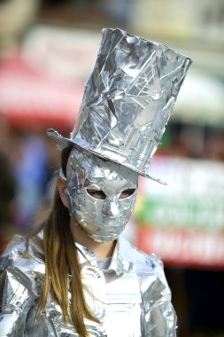 Prilep, Makedonya. 18 Şubat 2018 - Makedonya 'nın Prilep kentinde düzenlenen yıllık uluslararası karnaval Prochka 2018, alüminyum folyoya sarılı tanınmayan bir kadın,