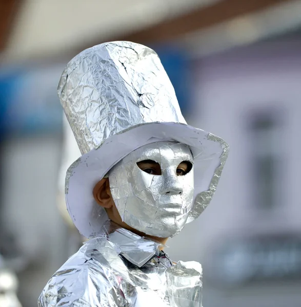 Prilep, Macedonië. 18 februari 2018- jaarlijks internationaal carnaval Prochka 2018, in Prilep, Macedonië, onherkenbare man gewikkeld in aluminiumfolie, — Stockfoto