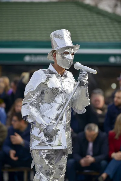 Prilep, Macedonië. 18 februari 2018- jaarlijks internationaal carnaval Prochka 2018, in Prilep, Macedonië, onherkenbare man gewikkeld in aluminiumfolie, — Stockfoto