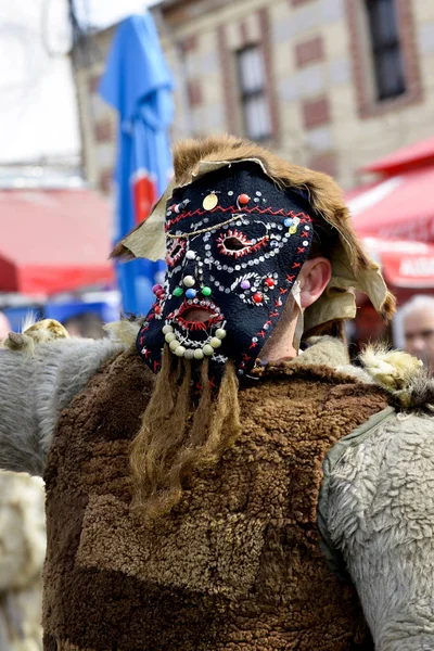 Prilep, Makedonien. 18 februari, 2018-A Mechkari performer deltar i karnevalen Prochka 2018 i den makedoniska staden av Prilep. — Stockfoto