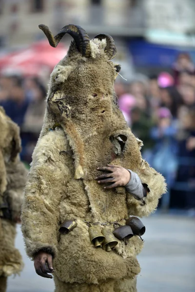 PRILEP, MACEDONIA. FEBRUARY 18 , 2018- A 'Mechkari' performer participates in the carnival Prochka 2018 in the Macedonian town of Prilep. ' — Stockfoto