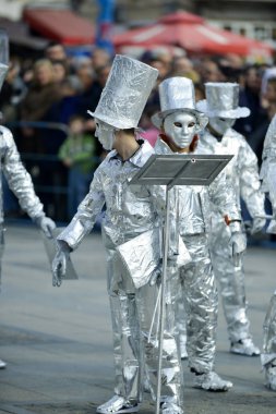 Tanınmayan adam alüminyum folyo ile orkestra şefi sarılmış.