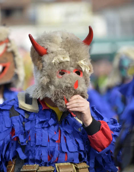 Prilep, Mazedonien. 18. februar 2018- darsteller aus villale of golemo buchino aus bulgarien nehmen am karneval prochka 2018 in der mazedonischen stadt prilep teil ". — Stockfoto