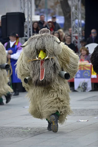 PRILEP, MACEDONIA. FEBRUARY 18 , 2018- Performers wearing animal fur and mask participates in the International carnival Prochka 2018 in the Macedonian town of Prilep. ' — Stockfoto