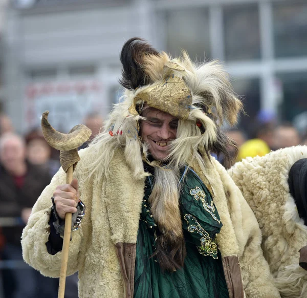 PRILEP, MACEDONIA. FEBRUARY 18 , 2018- Performers wearing animal fur and mask participates in the International carnival Prochka 2018 in the Macedonian town of Prilep. ' — Stockfoto