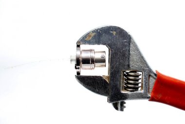 püskürtücü boru üzerinde ayarlanabilir anahtarı üzerinde beyaz bastırdı.,