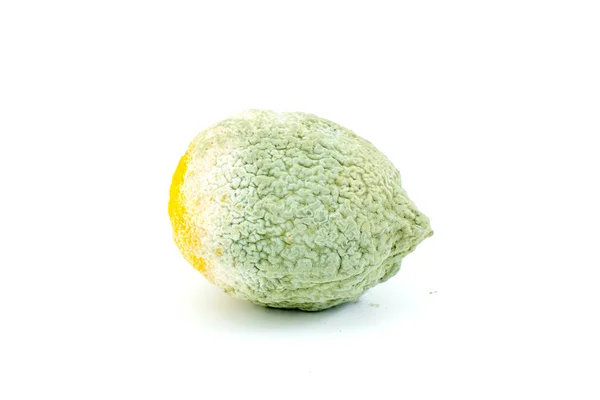 Faule Zitronenfrüchte auf weißem Hintergrund — Stockfoto