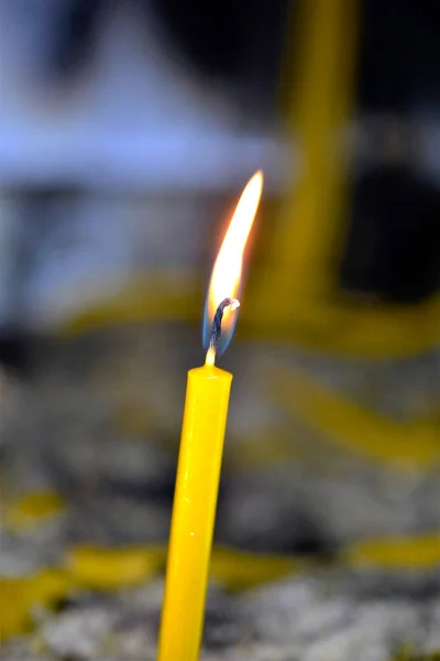 Vela en una iglesia ortodoxa — Foto de Stock