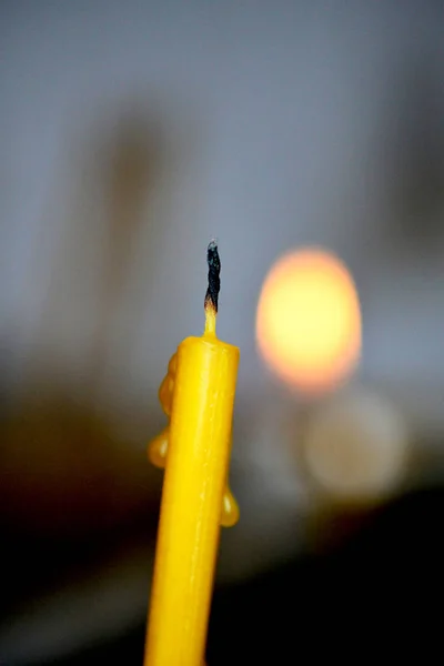 Spenga la candela in una chiesa ortodossa — Foto Stock