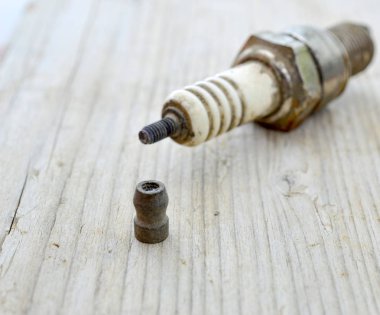 eski kullanılan kirli buji