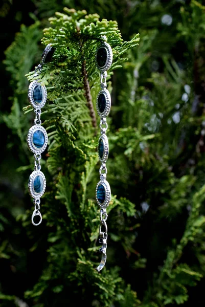 Bijoux pulseira chep em uma árvore conífera galhos — Fotografia de Stock