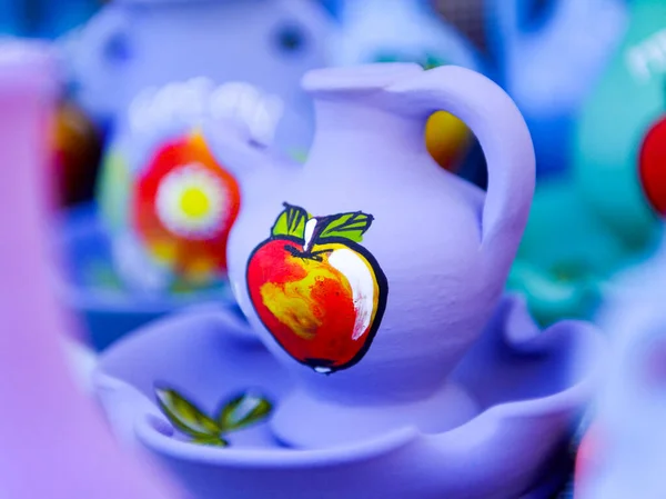Recipiente de cerámica hecho a mano con manzana pintada a mano en un mercado —  Fotos de Stock