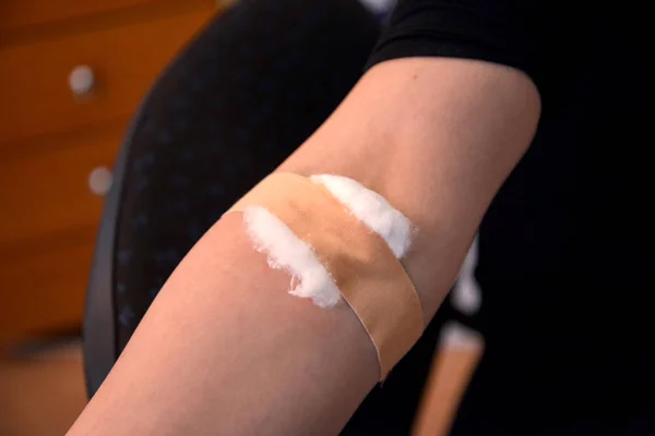 Stopping the bleeding after venipuncture — Stock Photo, Image