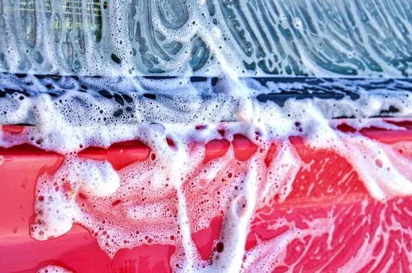 Mytí červené auto venku — Stock fotografie