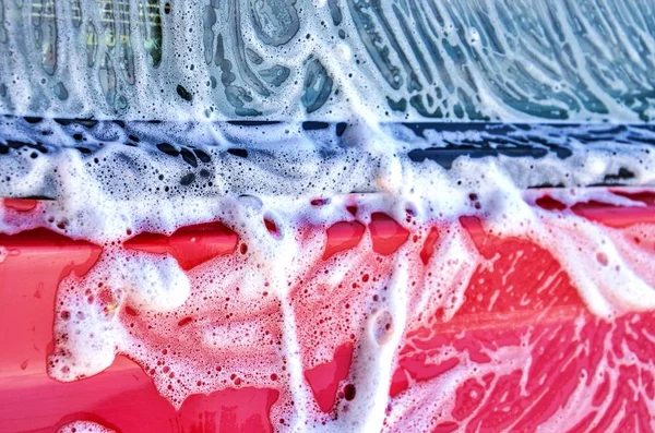 Lavado de coche rojo al aire libre — Foto de Stock