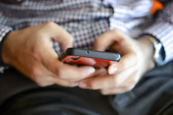 Uomo digitando su uno smartphone, tecnologia e concetto di dipendenza dof superficiale — Foto Stock