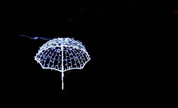 환하게 빛나는 우산, 도시의 크리스마스 장식 — 스톡 사진