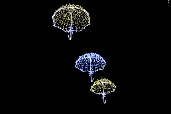 Ombrelli fluenti illuminati, decorazione natalizia in città — Foto Stock