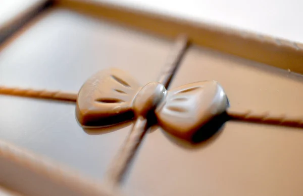 Солодкі шоколадні шматочки на білому тлі — стокове фото