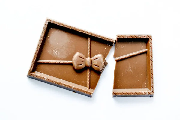 白色背景的甜巧克力片 — 图库照片