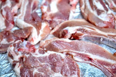 Kömür barbeküsü için et hazırlıyorum.