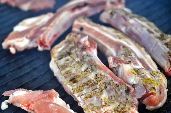 Preparação de carne em um churrasco de carvão — Fotografia de Stock