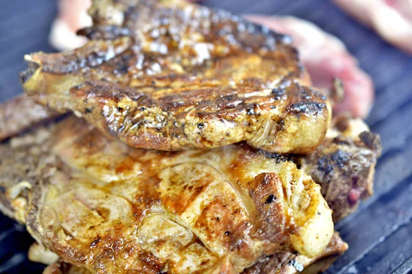 Preparação de carne em um churrasco de carvão — Fotografia de Stock