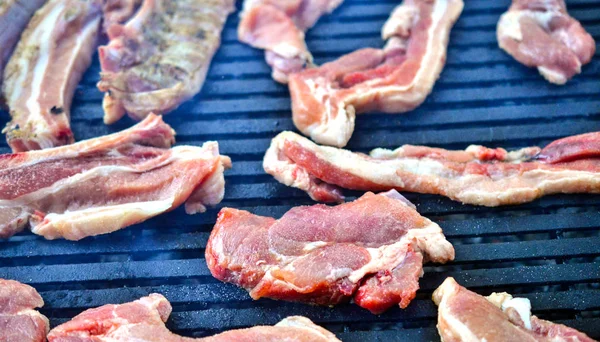 Preparação de carne em um churrasco de carvão — Fotografia de Stock