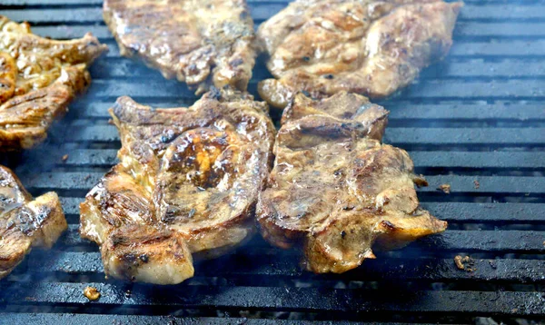 Préparation de viande sur un barbecue au charbon — Photo