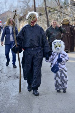 Makedonya 'nın Vevcani kenti - 13 Ocak 2020: Makedonya' nın güneybatısında düzenlenen yıllık Vevcani Karnavalı 'na katılanlarla birlikte genel atmosfer,