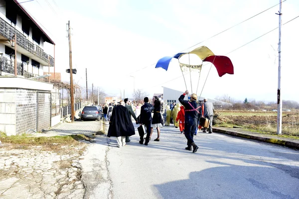 VEVCANI, MACEDONIA - 13 ENERO 2020: Ambiente general con participantes disfrazados en un carnaval anual de Vevcani, en el suroeste de Macedonia , —  Fotos de Stock