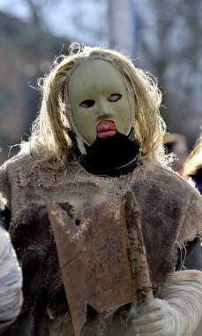 Makedonya 'nın Vevcani kenti - 13 Ocak 2020: Makedonya' nın güneybatısında düzenlenen yıllık Vevcani Karnavalı 'na katılanlarla birlikte genel atmosfer,