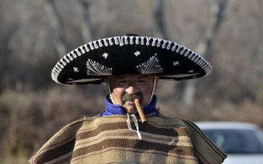 Makedonya 'nın Vevcani kenti - 13 Ocak 2020: Makedonya' nın güneybatısında düzenlenen yıllık Vevcani Karnavalı 'na katılanlarla birlikte genel atmosfer,