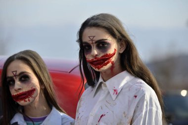 Makedonya 'nın Vevcani kenti - 13 Ocak 2020: Makedonya' nın güneybatısında düzenlenen yıllık Vevcani Karnavalı 'na katılanlarla birlikte genel atmosfer,