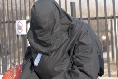 Makedonya 'nın Vevcani kenti - 13 Ocak 2020: Makedonya' nın güneybatısında düzenlenen yıllık Vevcani Karnavalı 'na katılanlarla birlikte genel atmosfer,