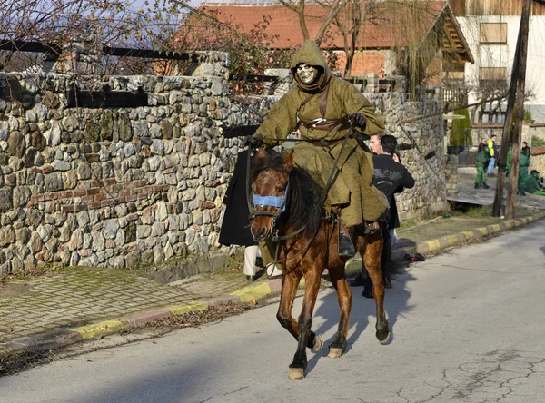 VEVCANI, MACEDONIA - 13 ENERO 2020: Ambiente general con participantes disfrazados en un carnaval anual de Vevcani, en el suroeste de Macedonia , —  Fotos de Stock