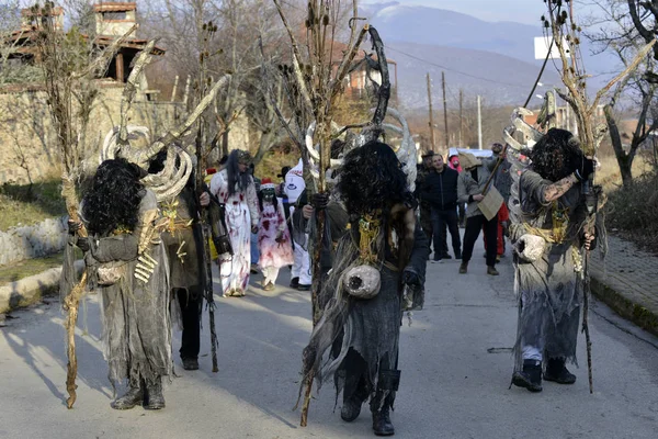 VEVCANI, MACEDONIA - 13 ENERO 2020: Ambiente general con participantes disfrazados en un carnaval anual de Vevcani, en el suroeste de Macedonia , —  Fotos de Stock