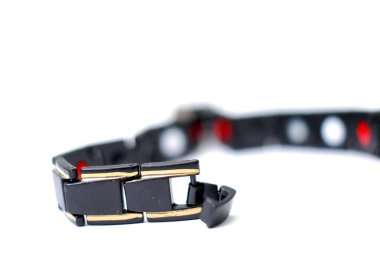 Beyaz zemin üzerinde neodimiyum manyetik bilezik, sığ dof